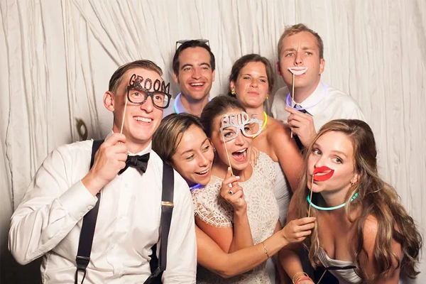 Unique Ways to Entertain Your Wedding Guests