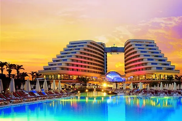 Lara Beach District: Airport Proximity and Urban Convenience