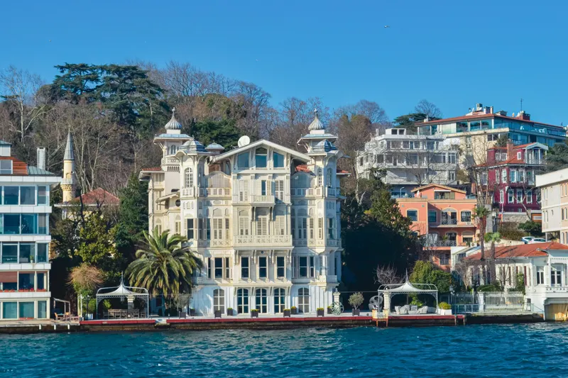 A beautifully arranged reception area for a Bosphorus waterfront mansion wedding, featuring luxurious seating and exquisite floral arrangements.