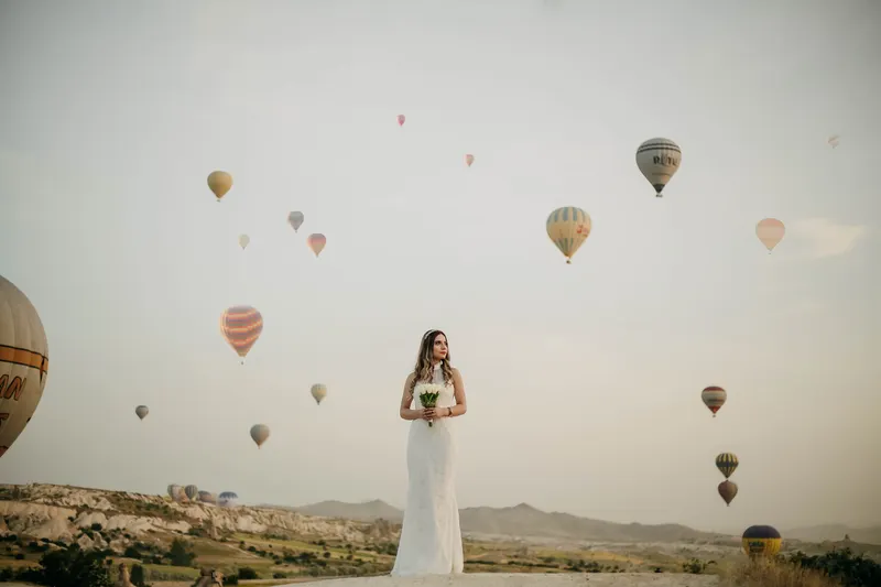 An elegant outdoor setup at a Cappadocia wedding venue with breathtaking valley views, perfect for ceremonies.