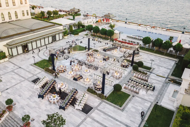 Elegant setup at a rooftop terrace wedding venue in Istanbul, highlighting the beauty of Istanbul wedding venues with a breathtaking city skyline.