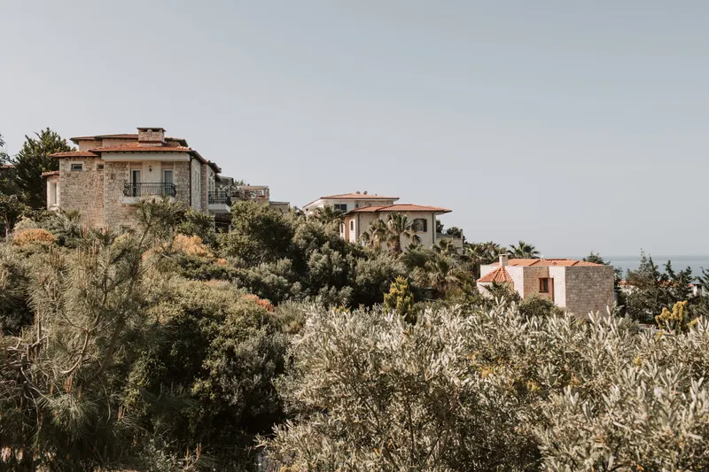 Guests enjoying a luxurious villa wedding in Antalya, with picturesque views and personalized touches that create an unforgettable experience.