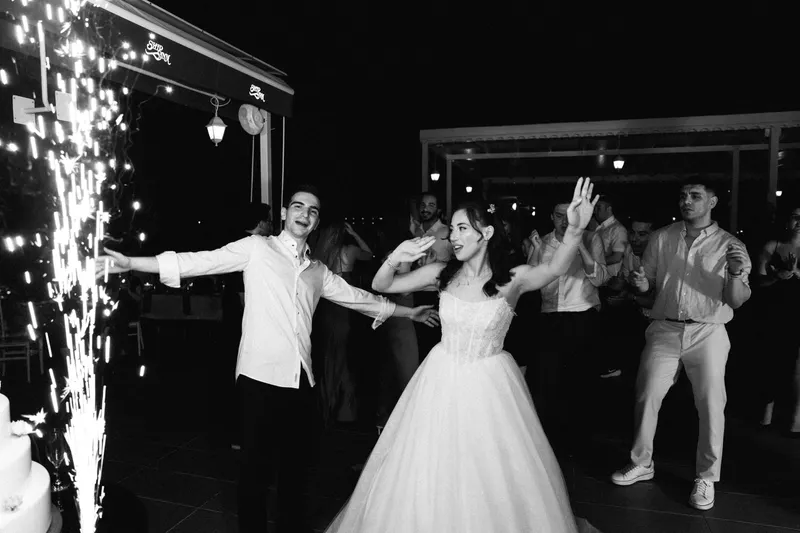 Guests enjoying a lively Antalya wedding after-party with music and dancing, highlighting the importance of venue selection for late-night celebrations.