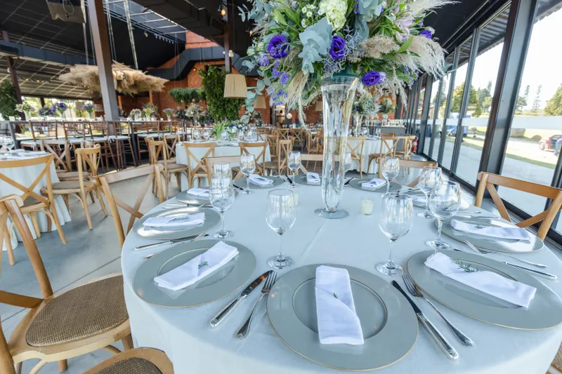 An outdoor wedding reception in Antalya, illustrating the flexibility of menu options available under the Antalya wedding venue catering rules.