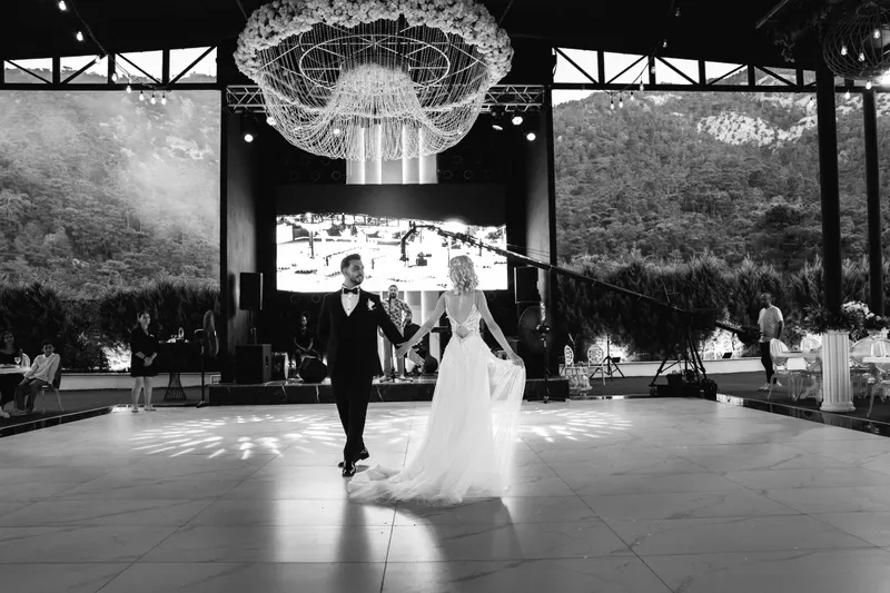 Couples reviewing the Antalya wedding venue site visit checklist, assessing layout and accessibility for their upcoming wedding.