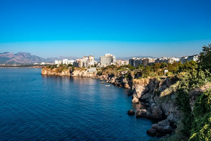 Couple exchanging vows during a cliffside wedding in Antalya, with dramatic cliffs and the sea as a picturesque backdrop.