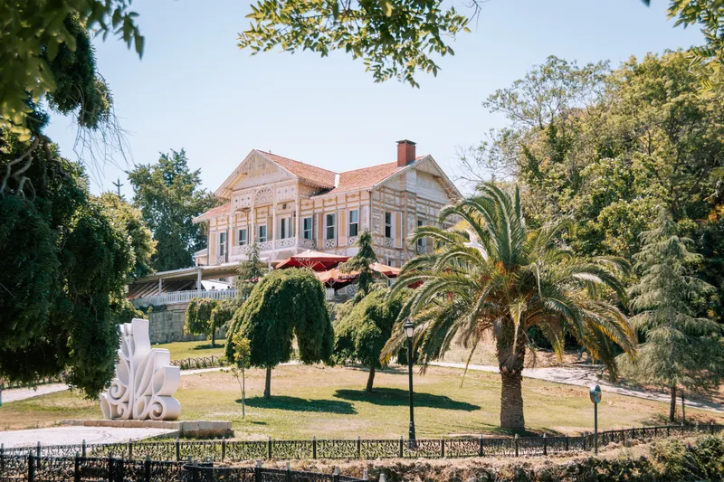 An intimate Kayaköy villa wedding ceremony with lush greenery and beautiful floral arrangements, emphasizing the factors influencing Kayaköy villa wedding cost.