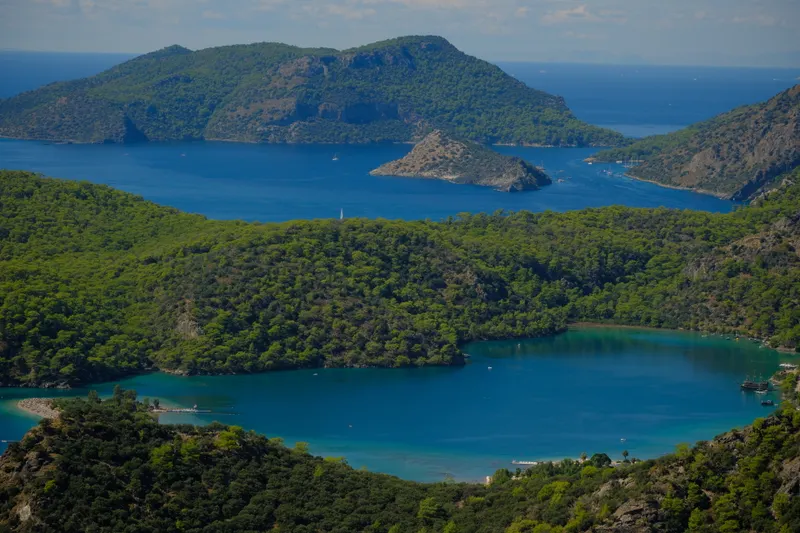 An elegant farewell event of a multi-day wedding in Fethiye, highlighting the joy and connection among guests as they celebrate the couple's love.