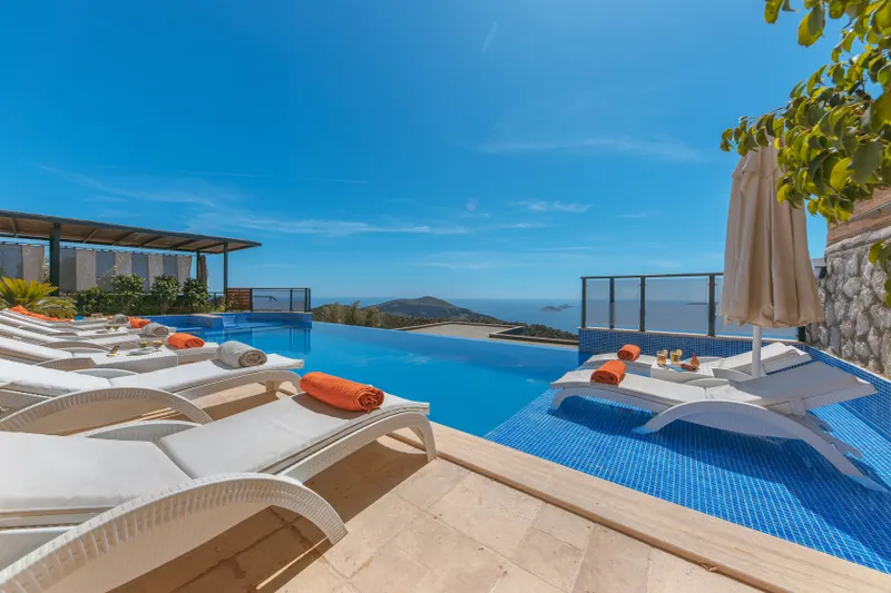 Guests enjoying a seamless multi-day wedding experience in Kalkan, with elegant events connected without excessive movement.
