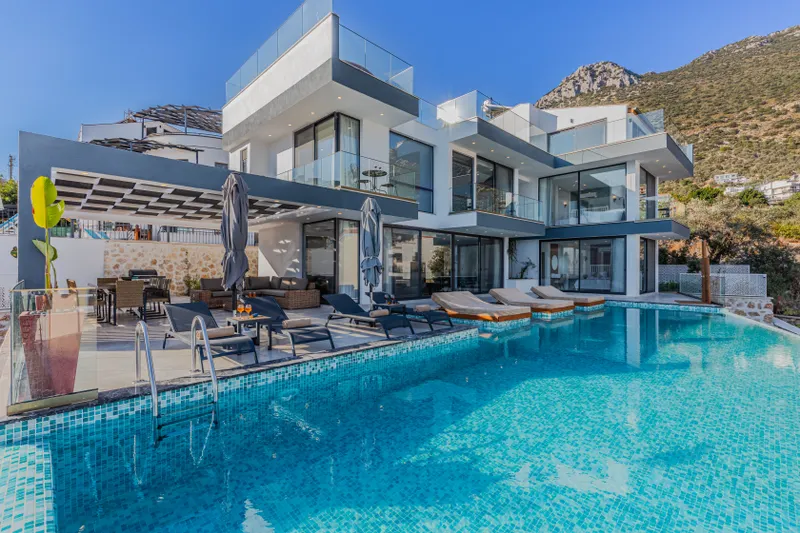 Couple enjoying their private villa wedding in Kaş, surrounded by lush greenery and beautiful arrangements, highlighting the intimate atmosphere of the event.