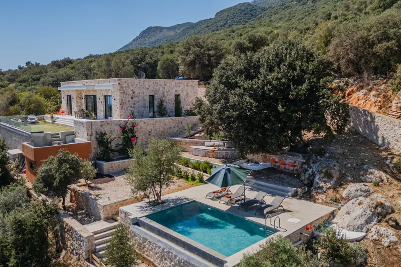 Detailed setup of a private villa wedding in Kaş, featuring exquisite catering options and elegant table settings, perfect for a luxurious celebration.