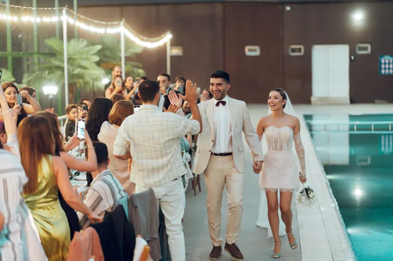 A beautifully arranged wedding setup highlighting the significance of understanding venue minimum guest counts in Turkey.