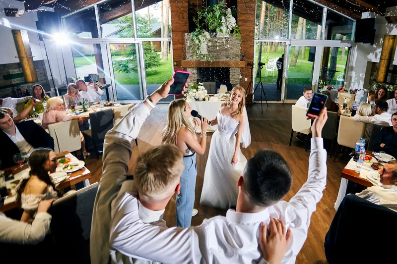 An informative infographic illustrating the key responsibilities of a wedding planner vs venue coordinator in Turkey for couples organizing their dream wedding.