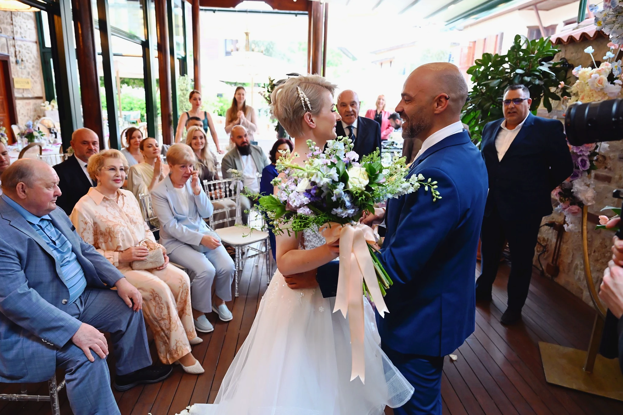 Antalya’da yakın davetlilerinin arasında nikâh töreninde mutlu gelin ve damat