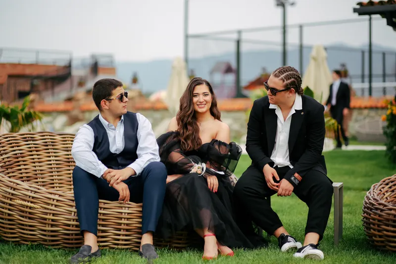 Visual guide for wedding guests on navigating between Istanbul Airport and Sabiha Gökçen for seamless arrival.