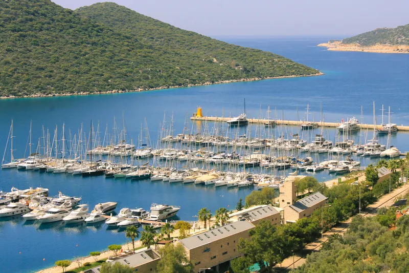 An elegant wedding setup in Kaş vs Fethiye, highlighting the unique features of each destination for intimate weddings.