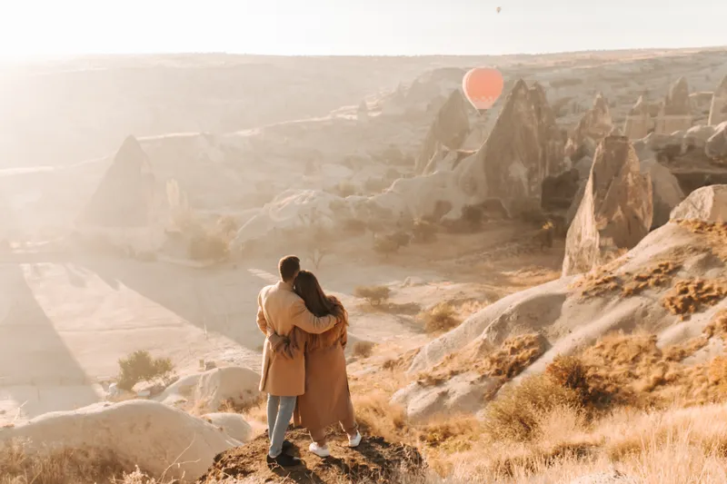Detailed guide on planning guest arrivals and return journeys from Nevşehir and Kayseri Airports for Cappadocia wedding guests.