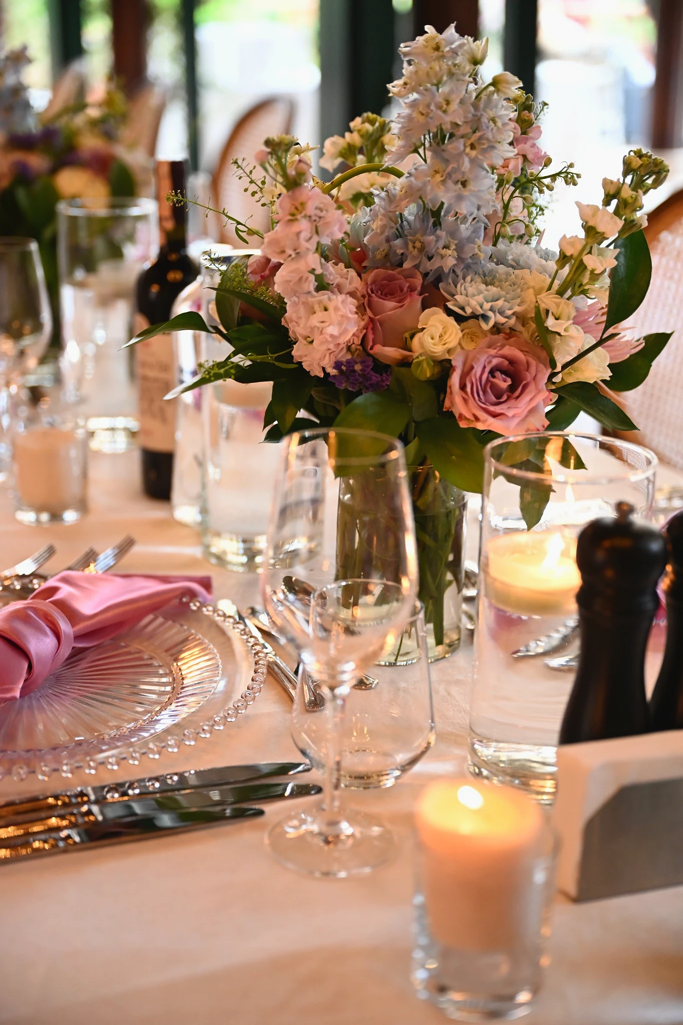 Close view of a romantic wedding table in Antalya with pastel flowers and candles.