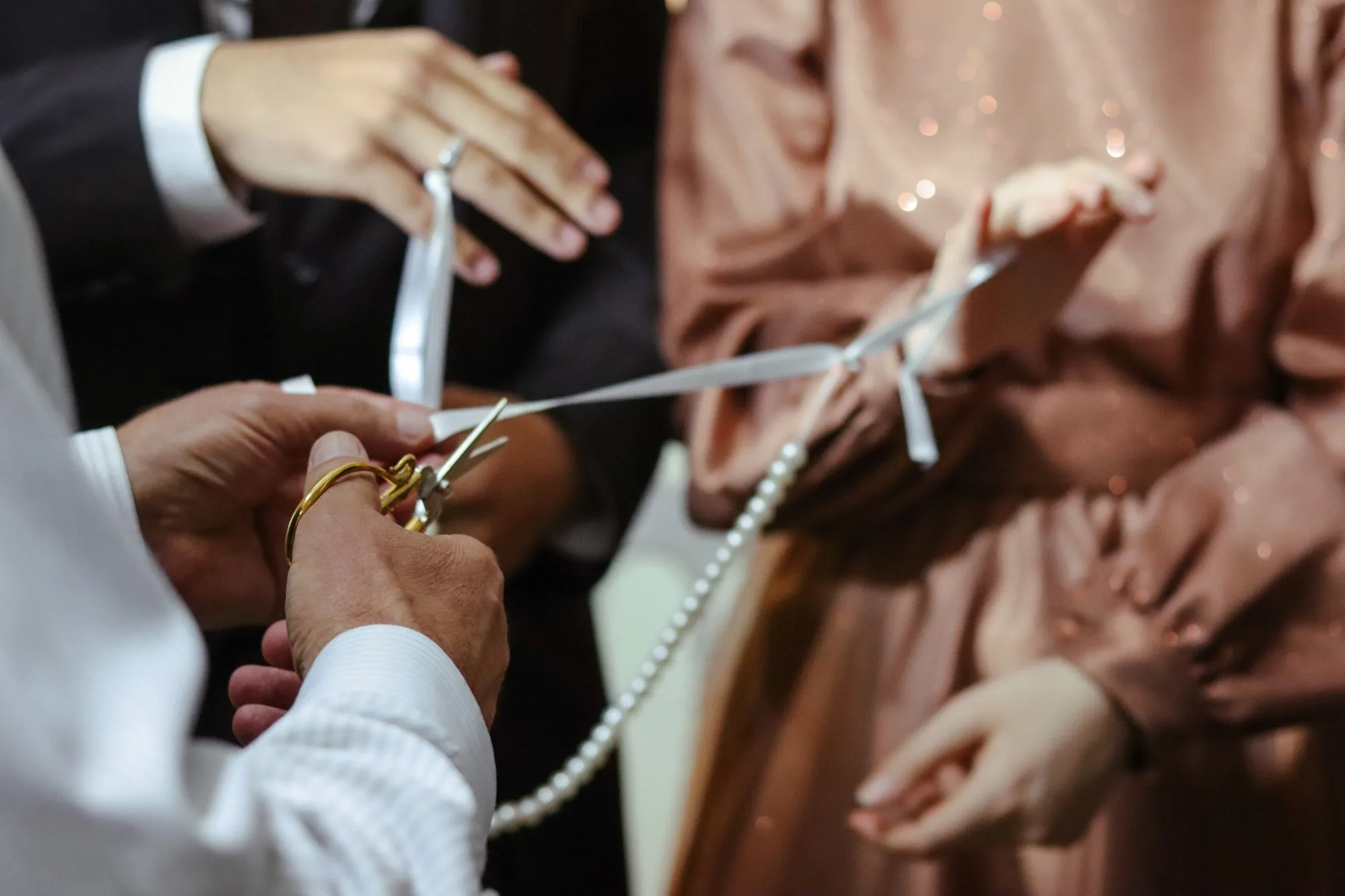 Nişan töreninde yüzüklere bağlı kurdelenin kesildiği an